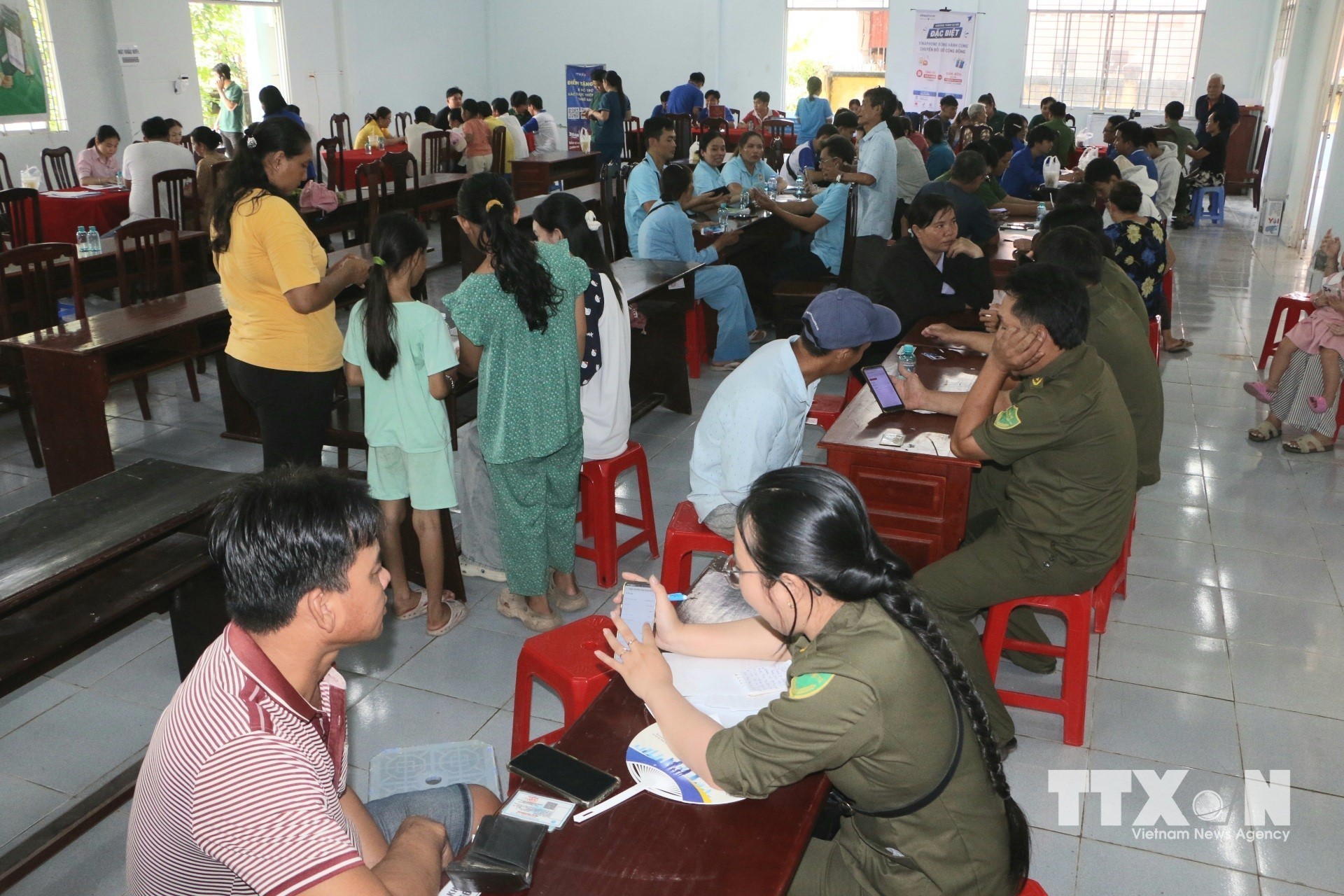 Thực hiện chuyển đổi số nhằm hướng tới nâng cao kỹ năng số cho người dân, thúc đẩy ứng dụng công nghệ trong đời sống, sản xuất, kinh doanh và từng bước hoàn thiện mô hình ấp thông minh hiện đại. (Ảnh: Duy Khương/TTXVN)
